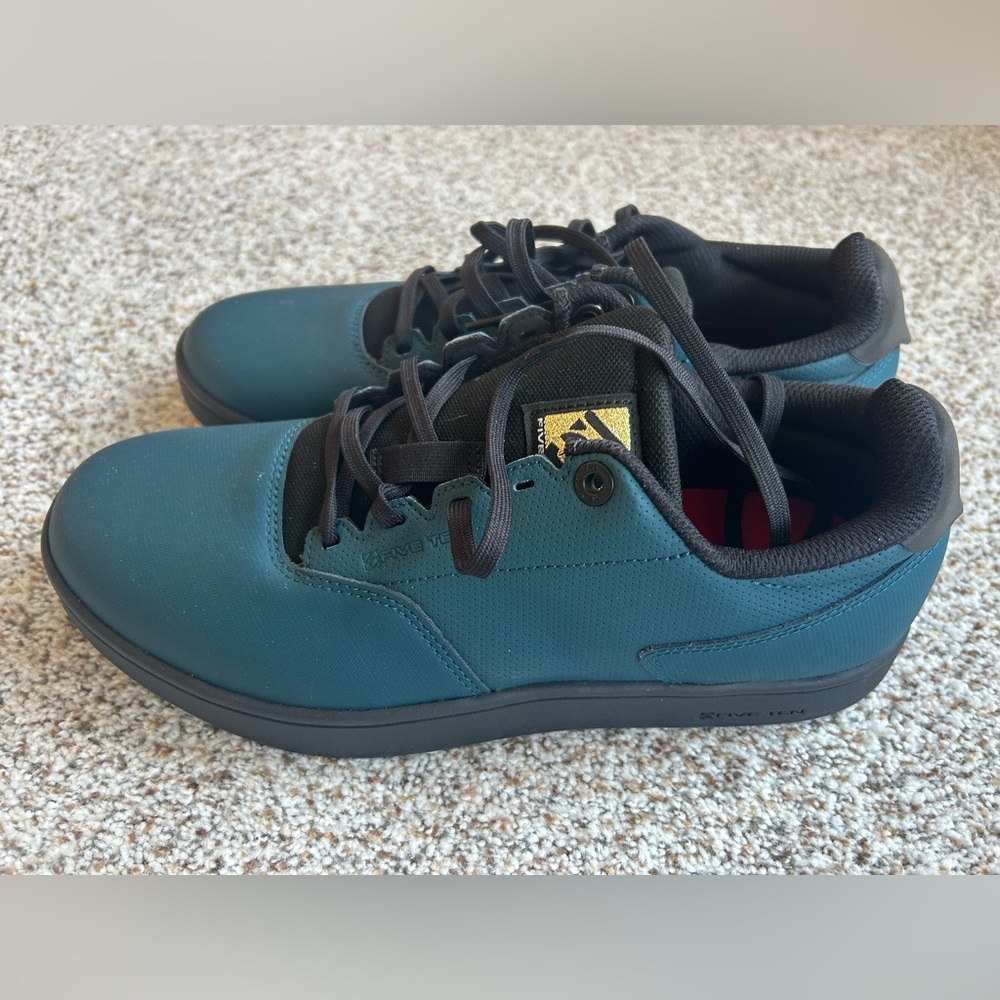 Mountain bike shoes